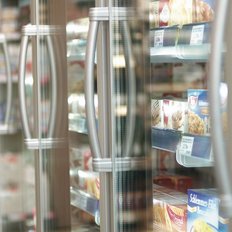 Seitliche Front von einem Tiefkühlregal in einem Supermarkt